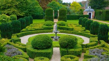 Bridge End Gardens which includes a garden