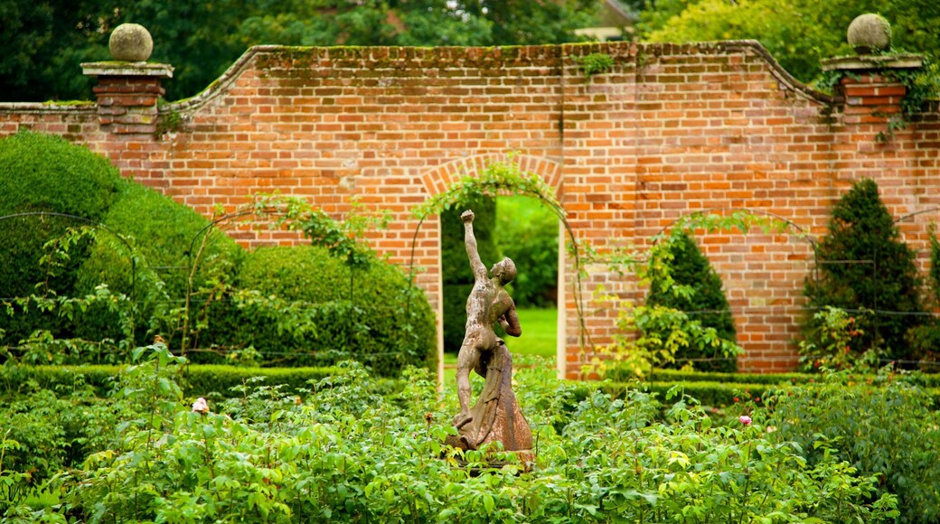 Bridge End Gardens og byder på en statue eller en skulptur og en park