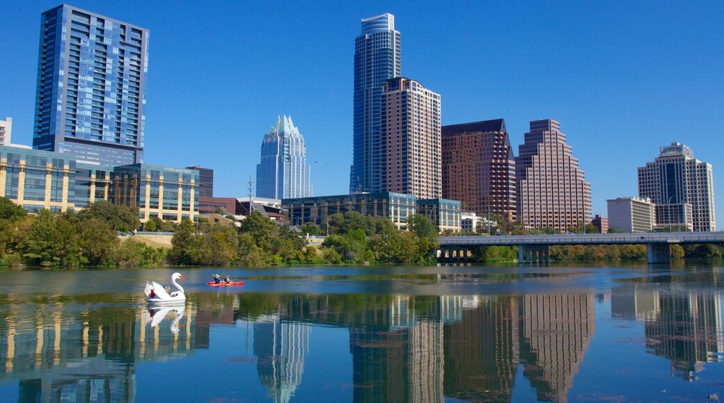 Lady Bird Lake bevat een stad, een meer of poel en skyline