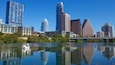 Lady Bird Lake som visar skyline, en sjö eller ett vattenhål och en stad