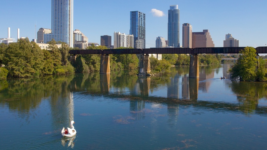 Lady Bird Lake bevat hoogbouw, skyline en een stad