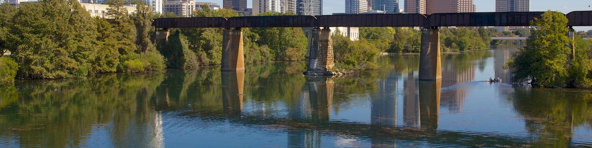 Lac Lady Bird qui includes lac ou étang, silhouettes urbaines et ville