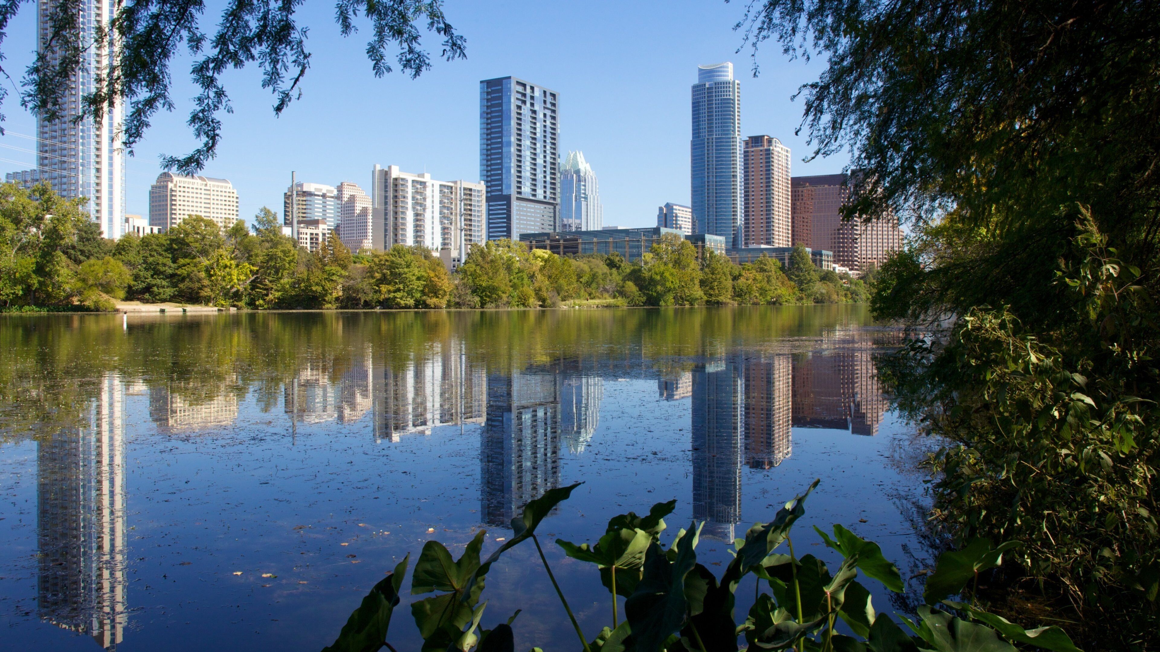 Lady Bird Lake toont een stad, steden en een meer of poel