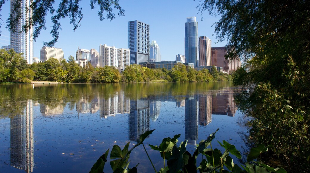 Lady Bird Lake toont een stad, steden en een meer of poel