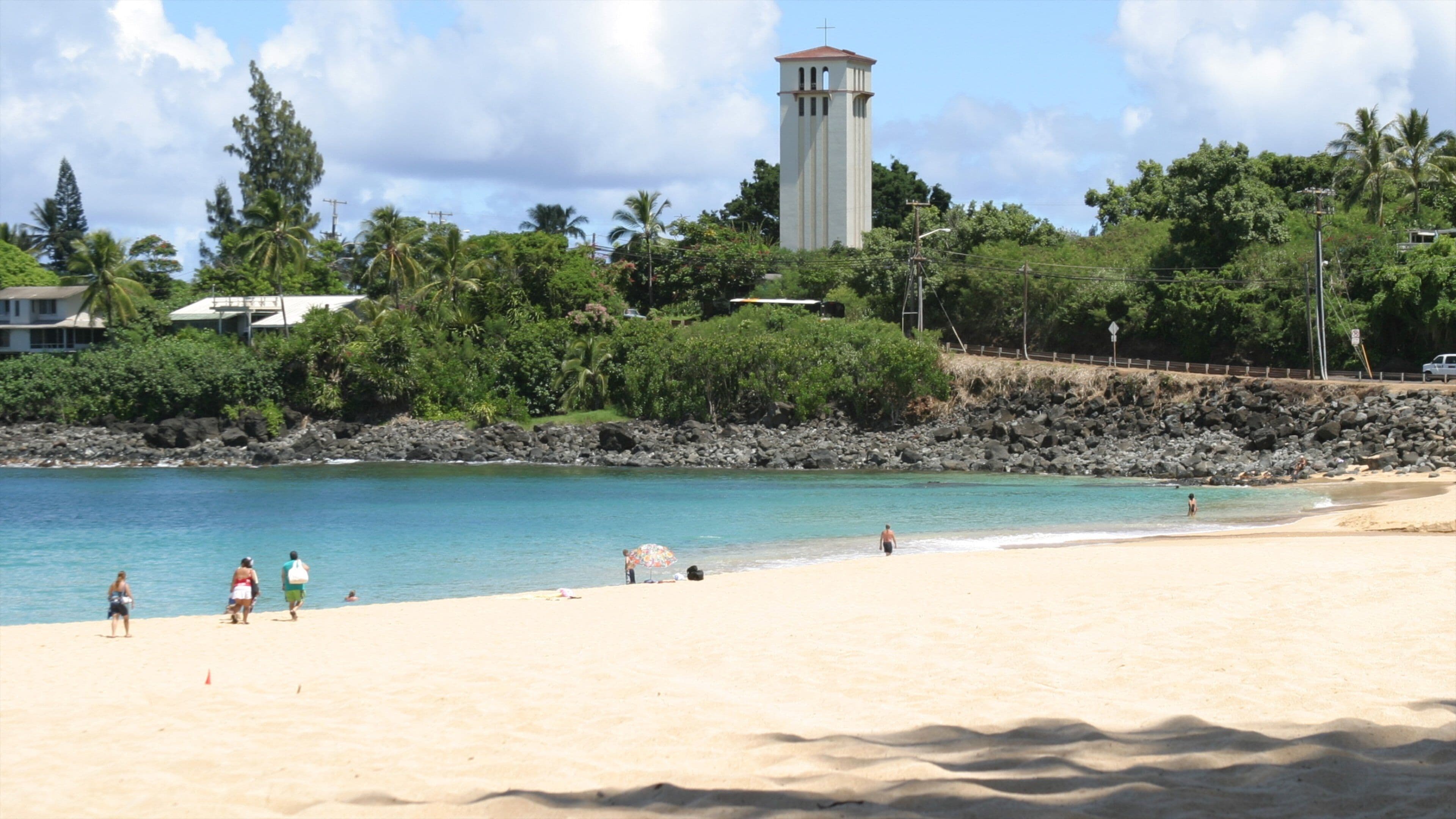 Waimea Bay showing a coastal town, tropical scenes and a beach