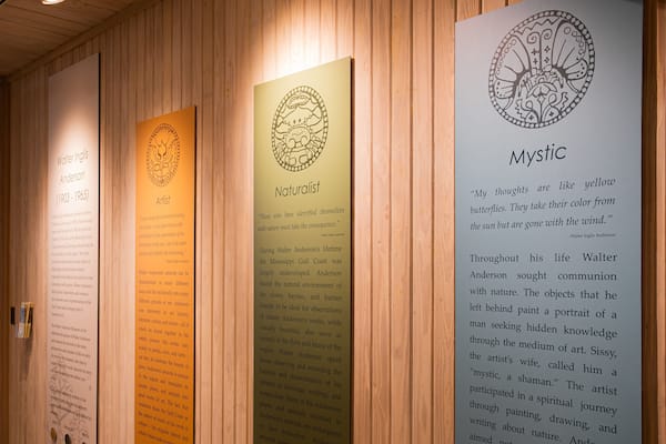 Un mur composé de trois panneaux verticaux présentant des informations sur Walter Inglis Anderson, un artiste et naturaliste.