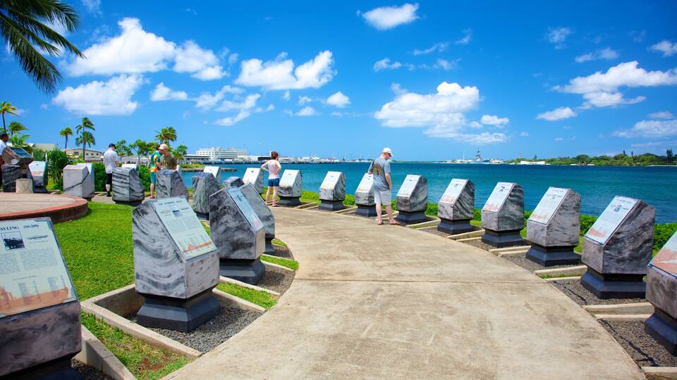 Parque y Museo Submarino USS Bowfin ofreciendo una localidad costera y vistas de una costa