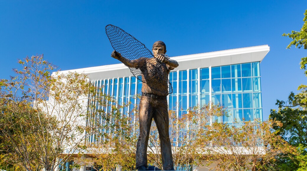 East Biloxi showing a statue or sculpture