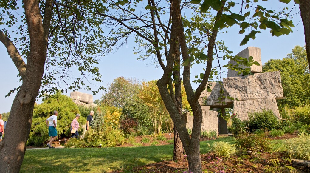 Oliver Winery que incluye un parque y también un pequeño grupo de personas