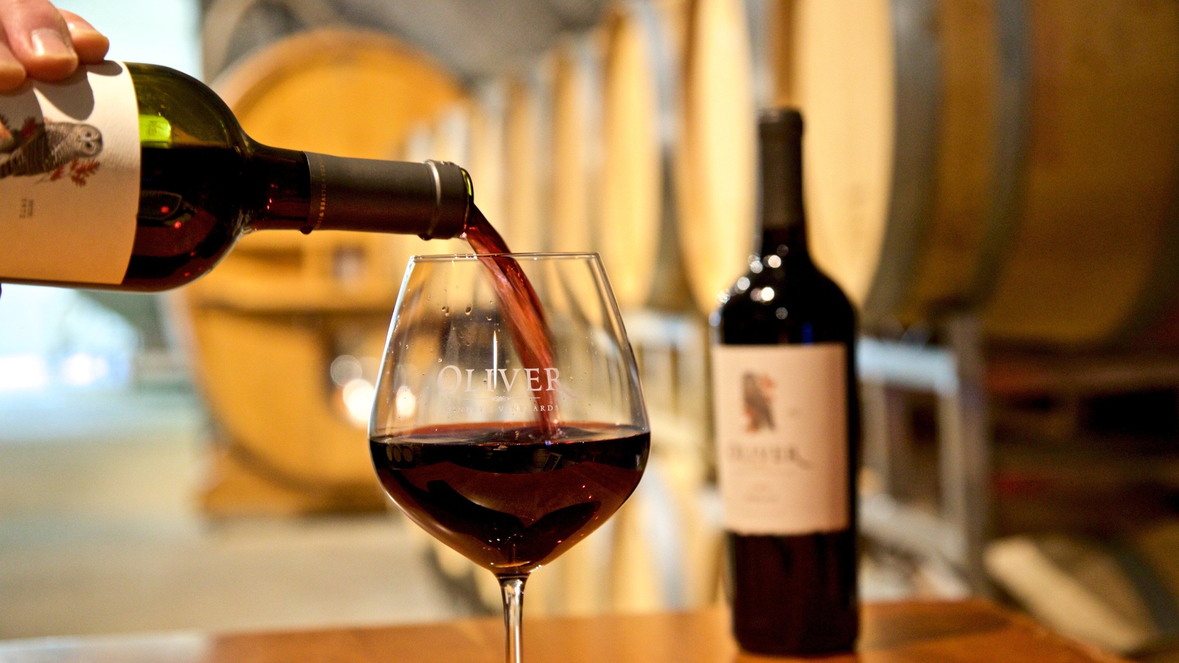 Oliver Winery que incluye refrescos o bebidas y vistas interiores