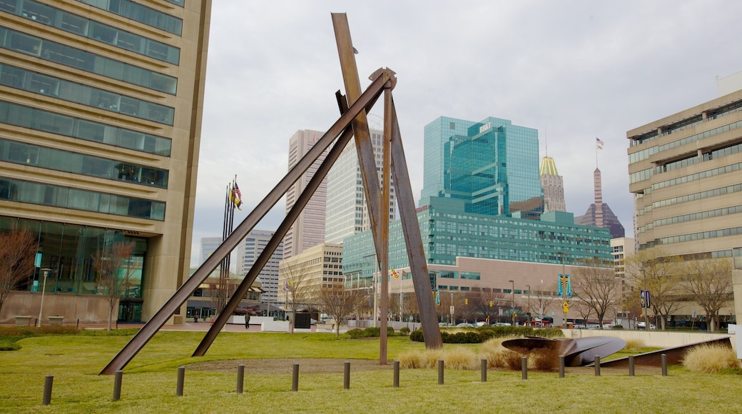 Puerto deportivo Baltimore Inner Harbor Marina que incluye una ciudad y un rascacielos