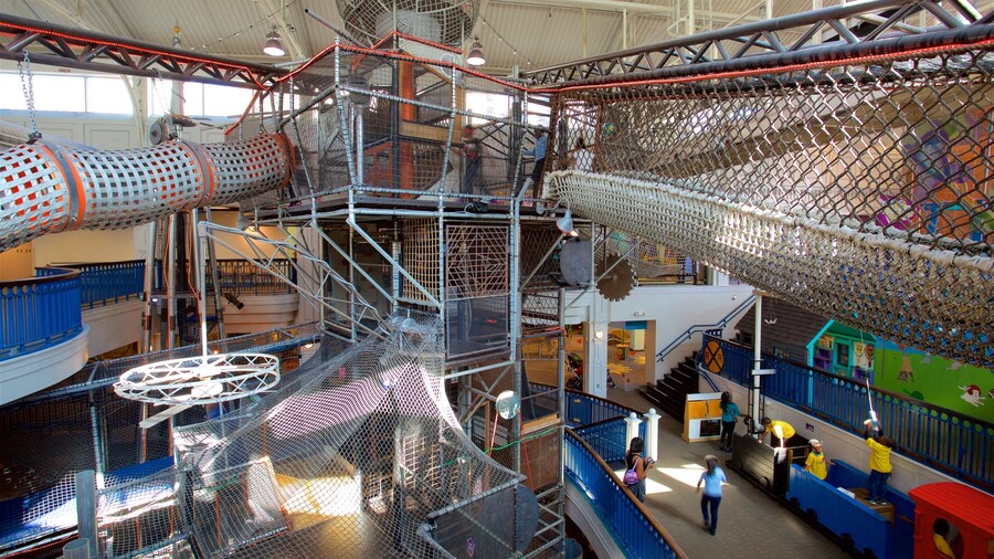 Port Discovery ofreciendo vistas interiores y un parque infantil