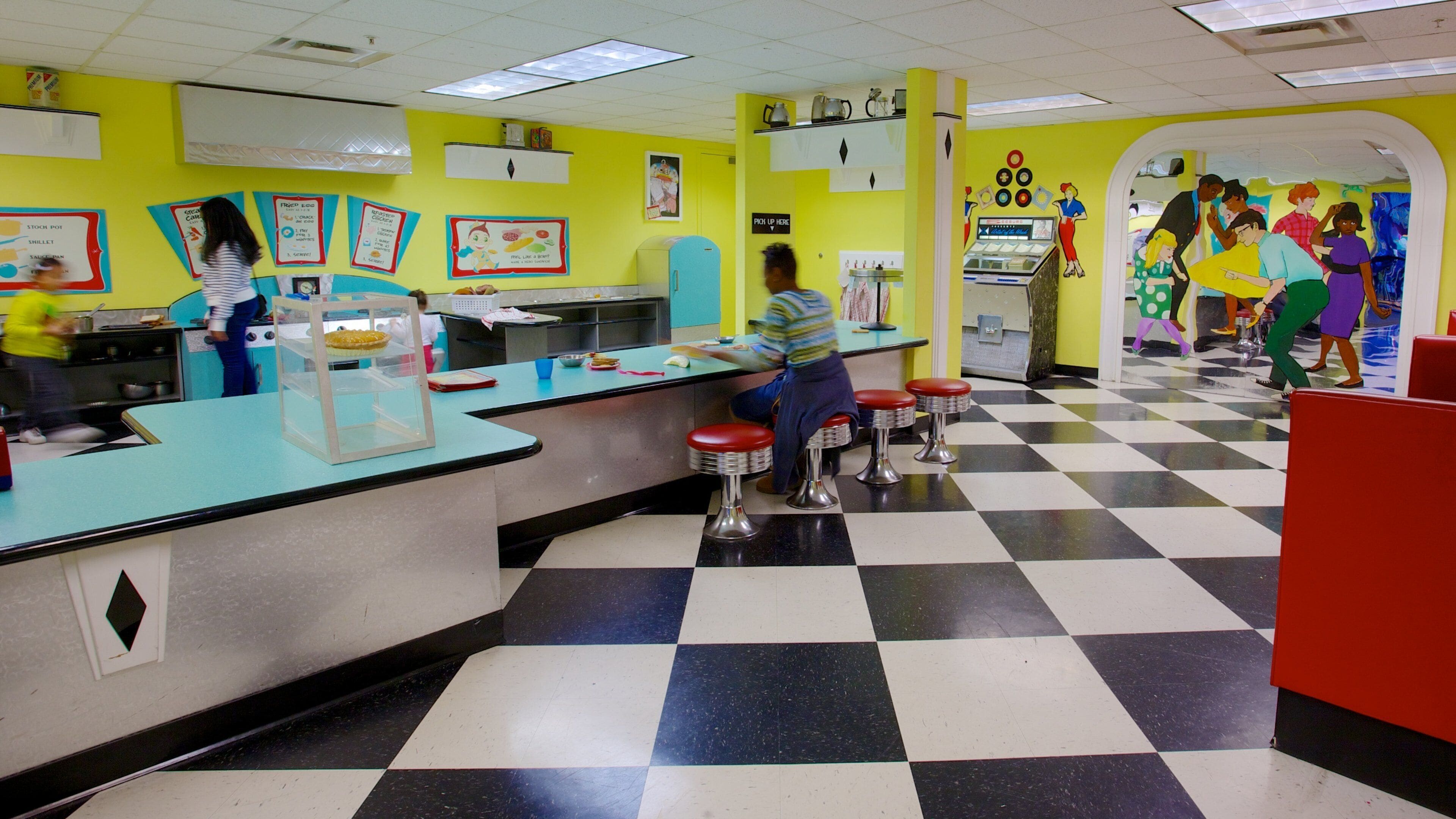 Port Discovery mostrando comida y vistas interiores