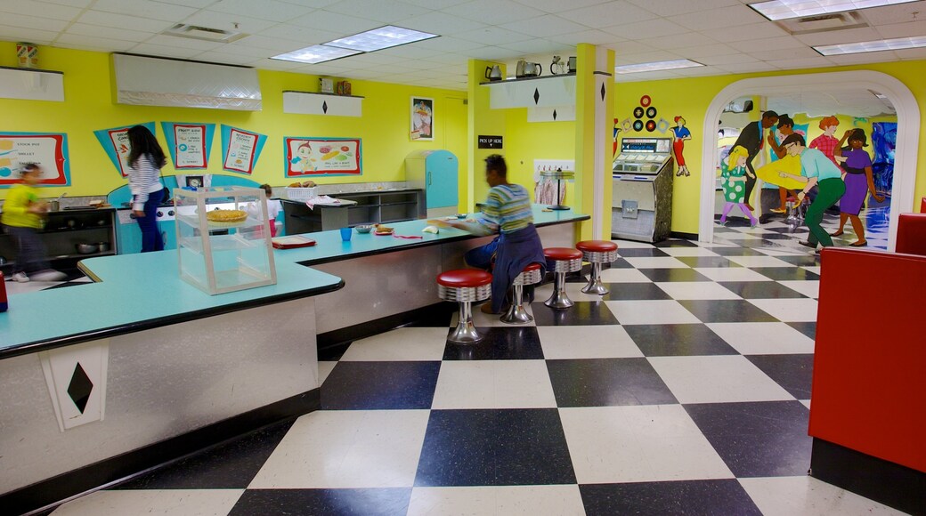 Port Discovery mostrando comida y vistas interiores