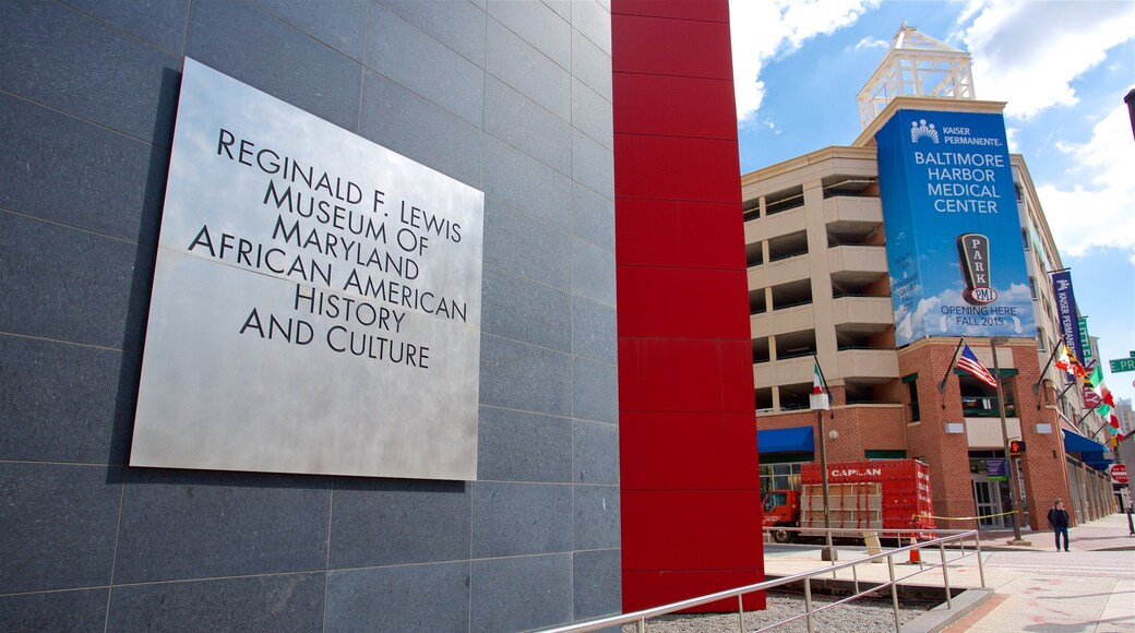 Reginald F. Lewis Museum que inclui sinalização