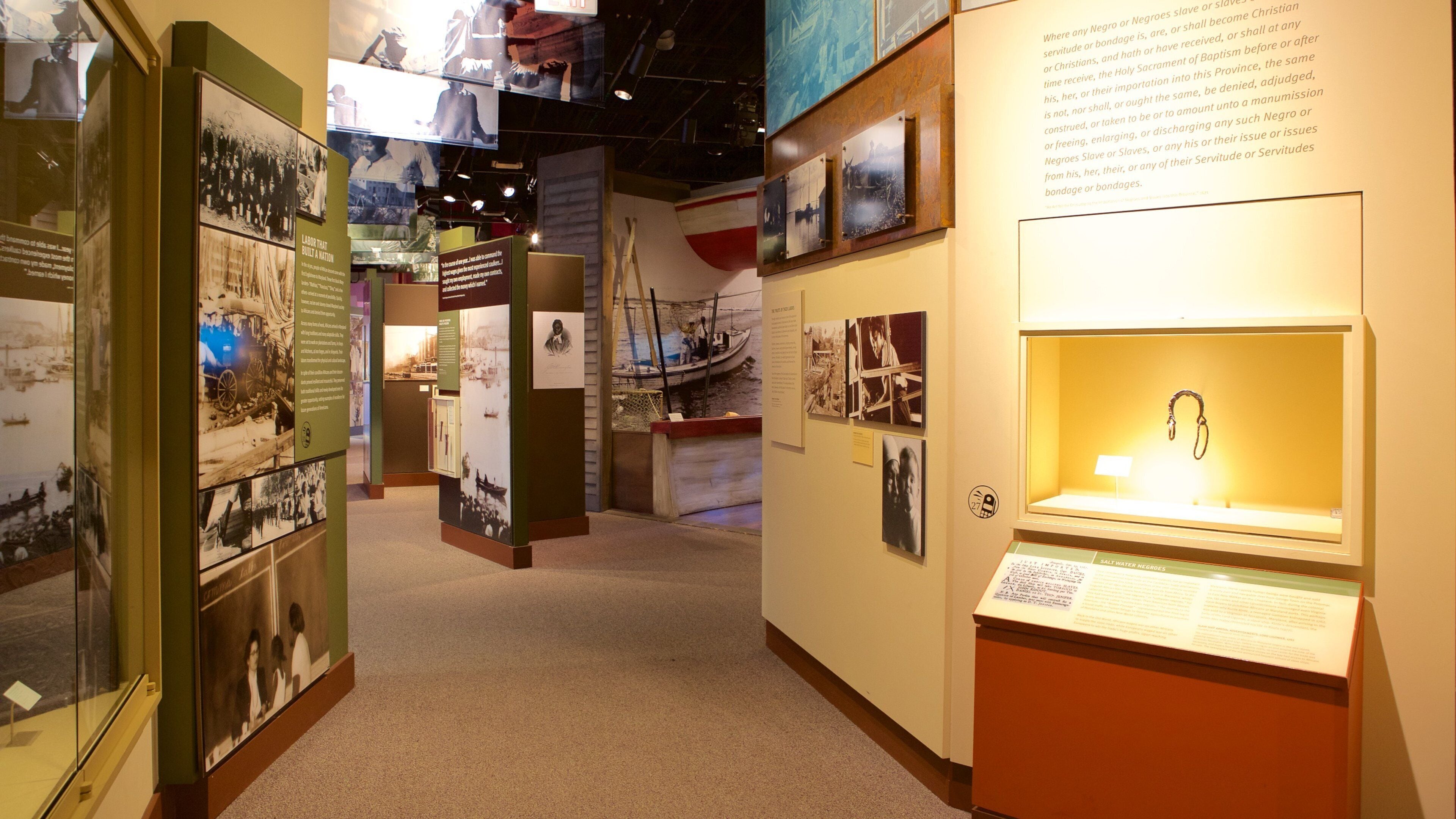 Una exhibición de museo con fotografías históricas y documentos.