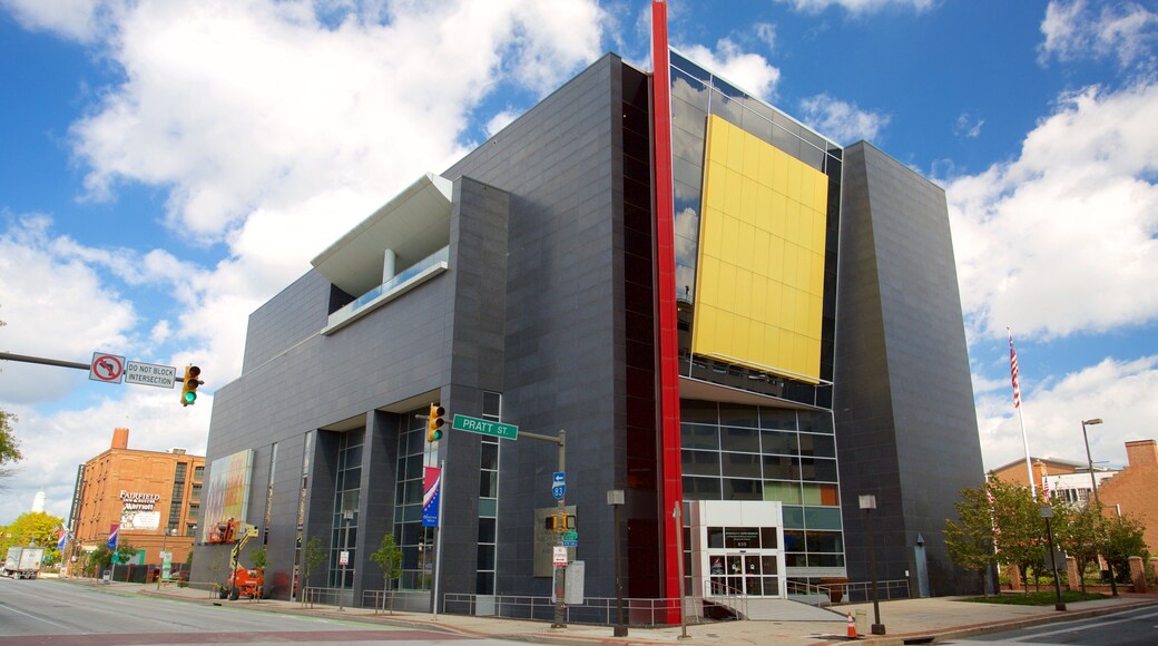 Reginald F. Lewis Museum caracterizando arquitetura moderna e cenas de rua