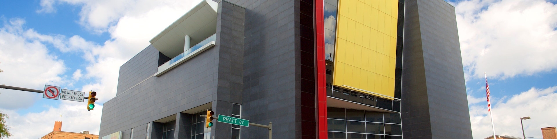Reginald F. Lewis Museum caracterizando arquitetura moderna e cenas de rua