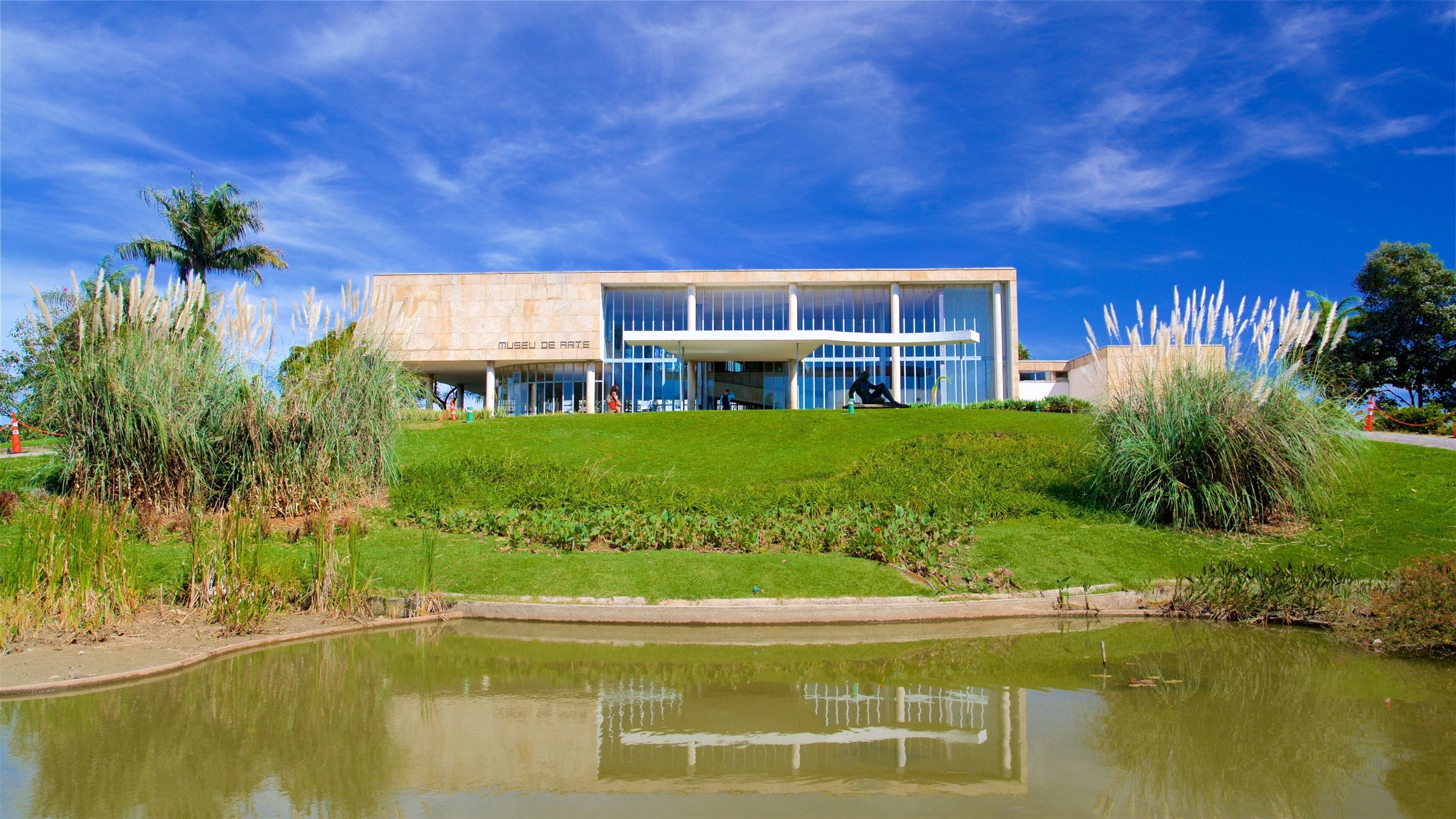 Pampulha Art Museum showing a pond, modern architecture and a park