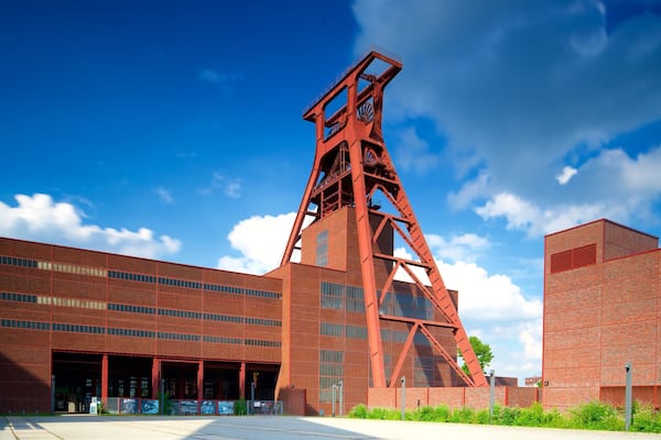 Ein großes Industriegebäude mit einem markanten, roten Turm.