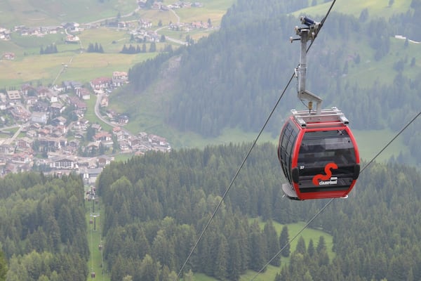 チャンピーノ セッラ スキー エリア どの含み ゴンドラ と 森林の風景