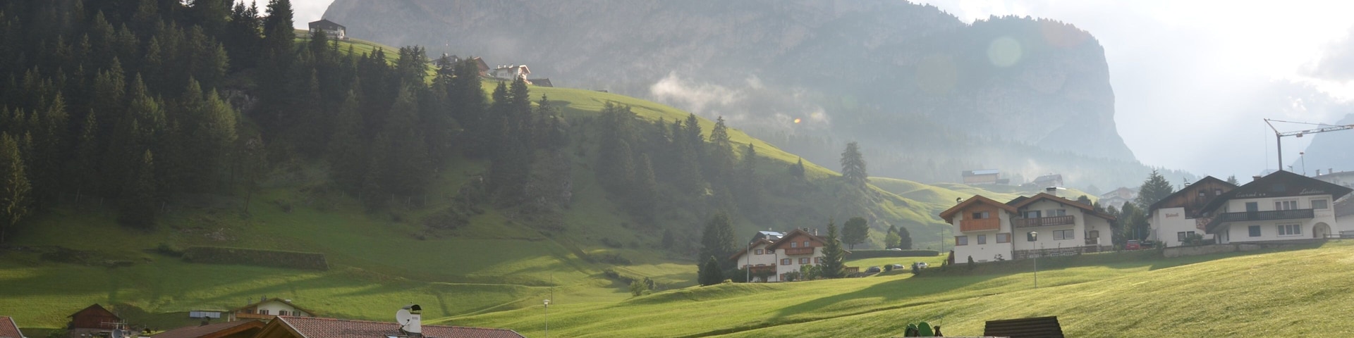 Área de esqui de Ciampino-Sella caracterizando cenas tranquilas, uma cidade pequena ou vila e montanhas