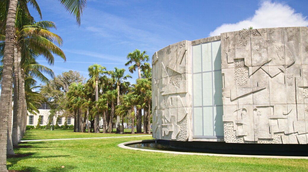 Bass Museum of Art which includes a park and a fountain