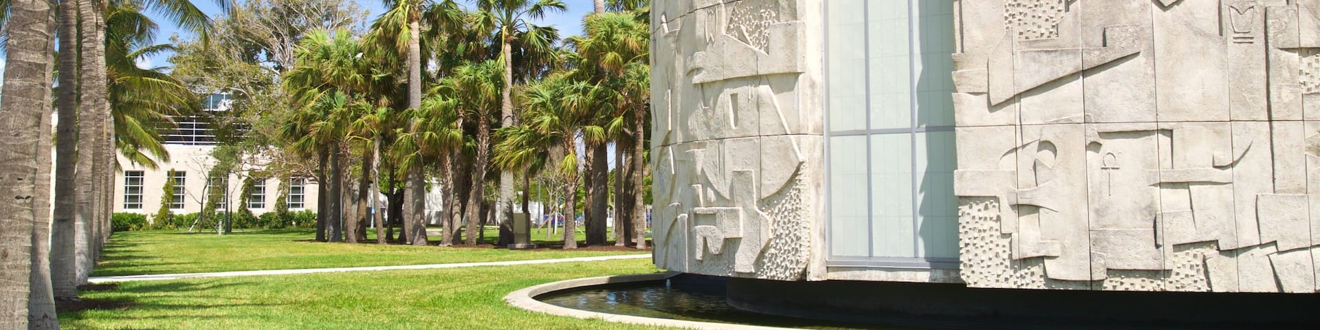 Bass Museum of Art which includes a park and a fountain