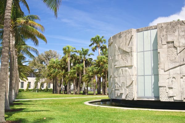 Bass Museum of Art which includes a park and a fountain