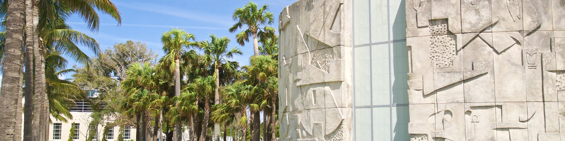 Bass Museum of Art which includes a park and a fountain