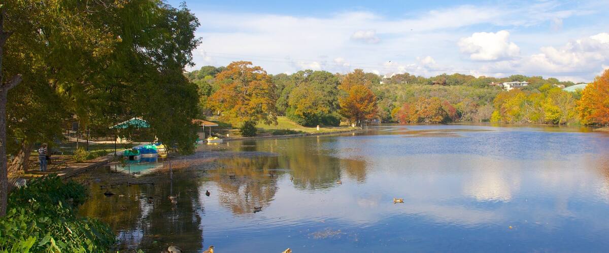 Landa Park che include lago o sorgente d\'acqua, foresta e vista del paesaggio
