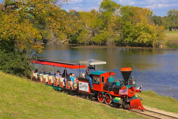 Landa Park og byder på jernbanegenstande, efterårsblade og en park