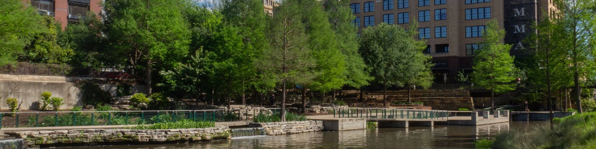 Vista of the Pearl District section of the San Antonio Riverwalk
