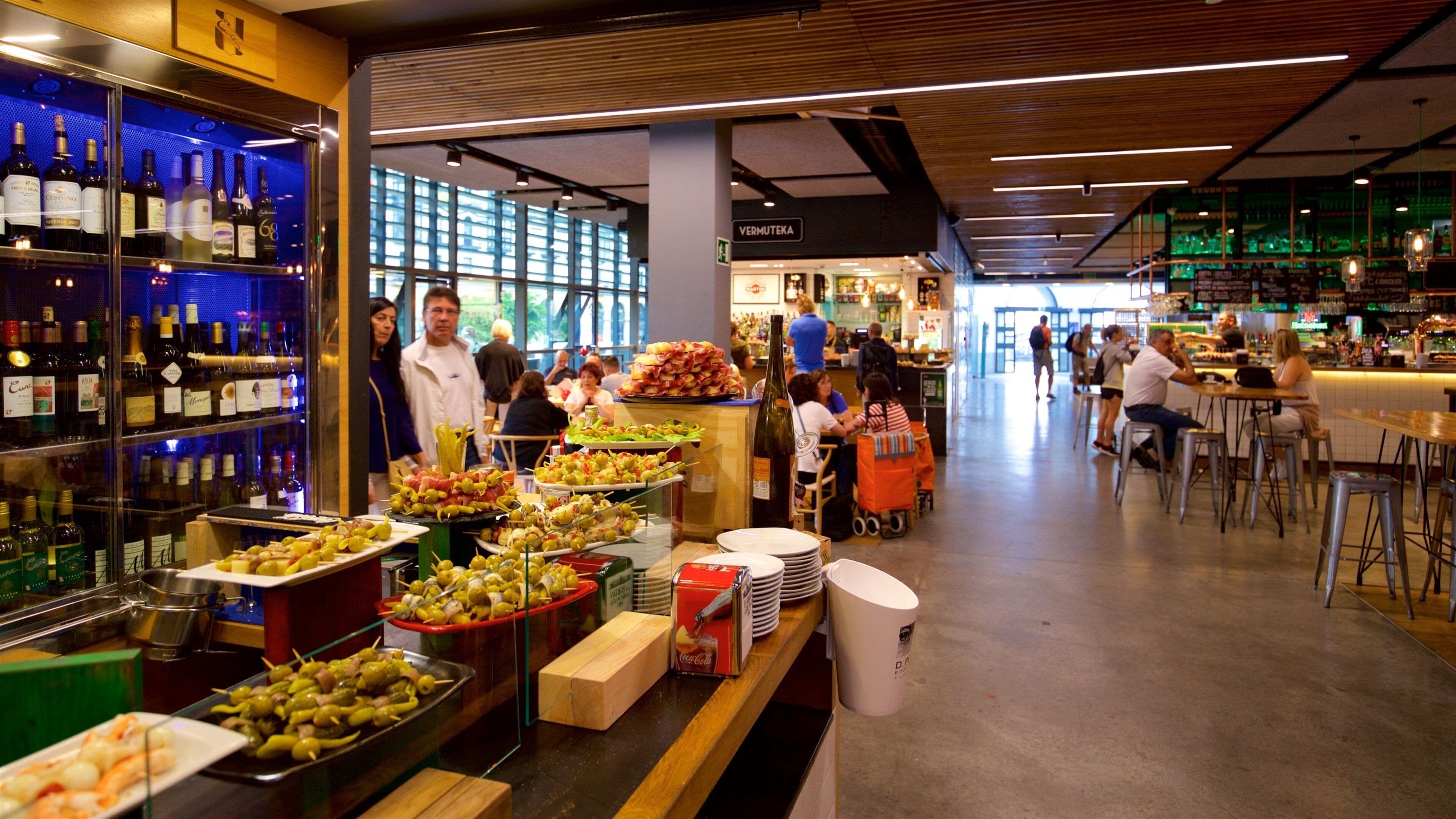 Mercado de la Ribera caracterizando um bar, comida e vistas internas