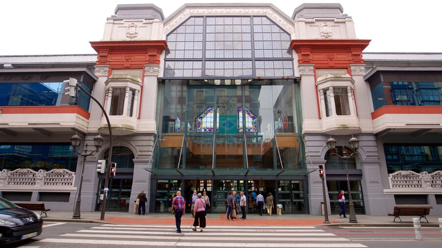 Mercado de la Ribera ofreciendo escenas urbanas y patrimonio de arquitectura y también un pequeño grupo de personas