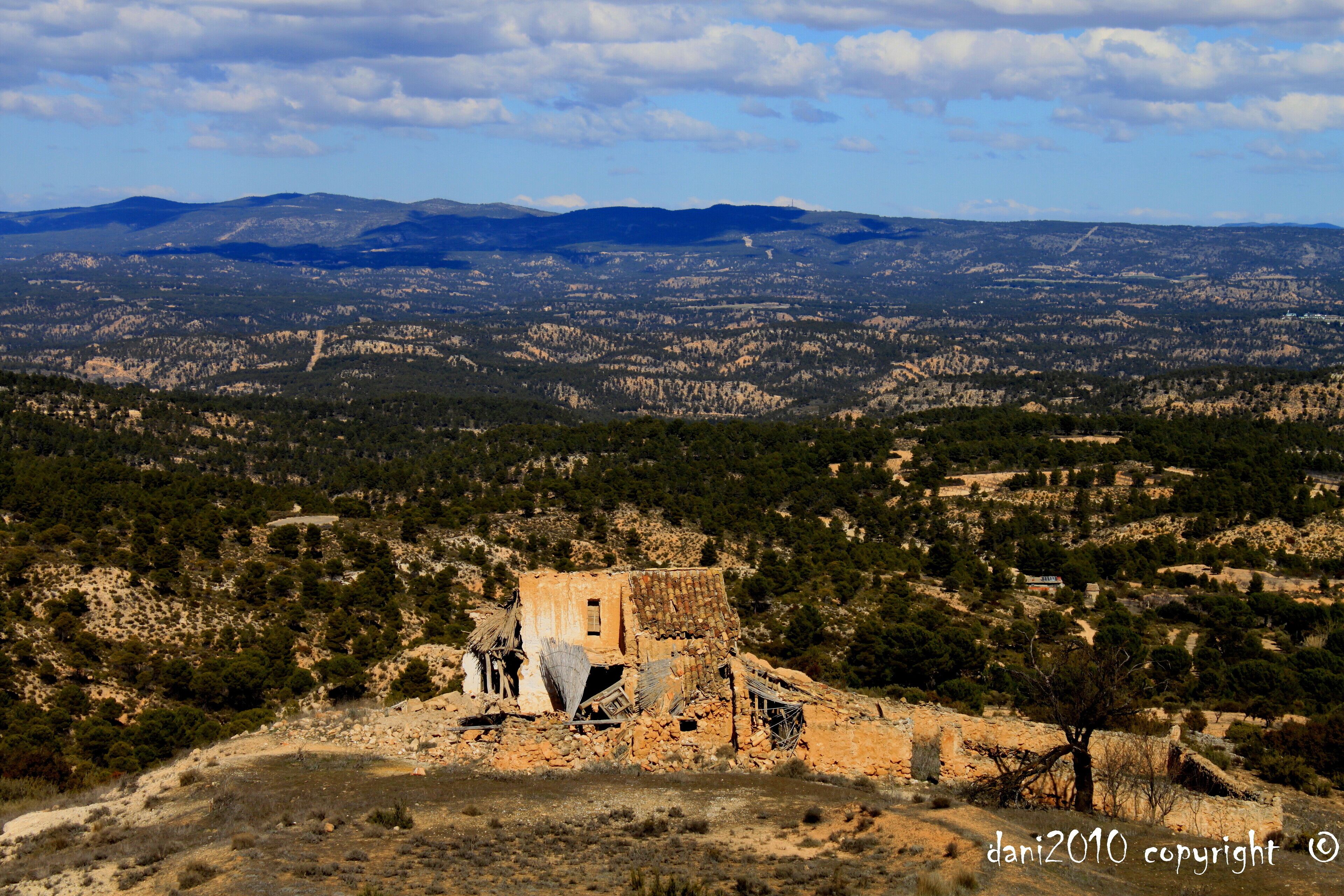En el bajo de la fotografía, la casilla de «Don Vicente», situada paralelamente al pinar con su mismo nombre