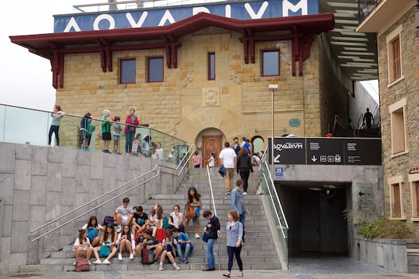 Aquarium Donostia-San Sebastián assim como um pequeno grupo de pessoas