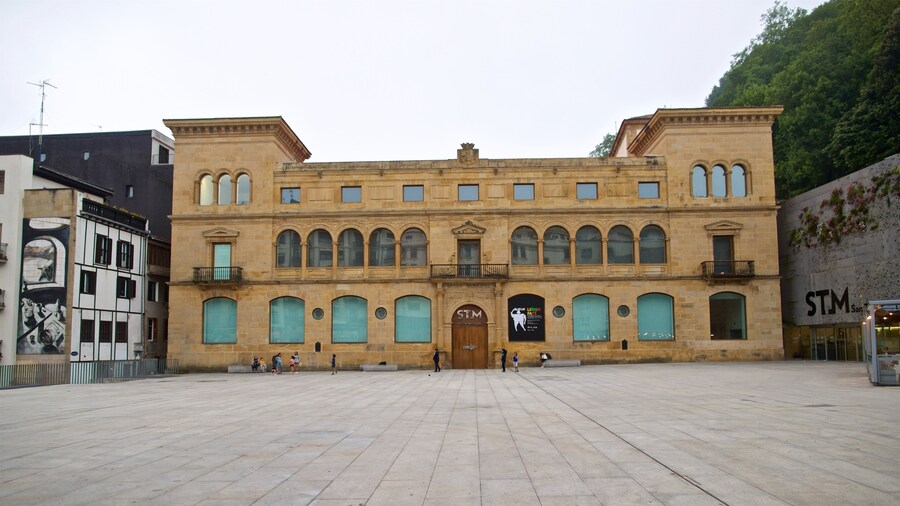Museo de San Telmo mostrando un parque o plaza y elementos del patrimonio