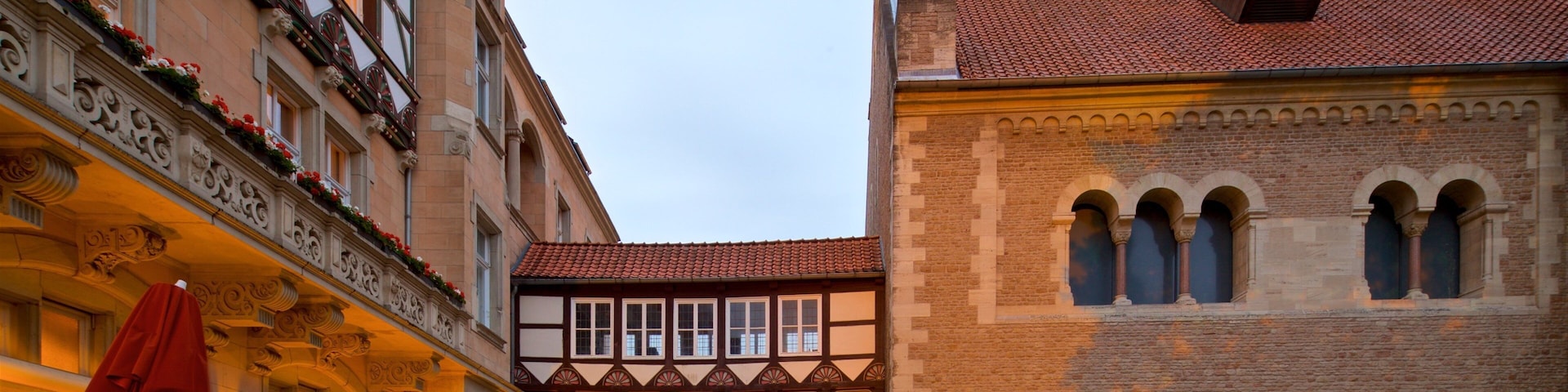 Praça do Castelo que inclui elementos de patrimÎnio