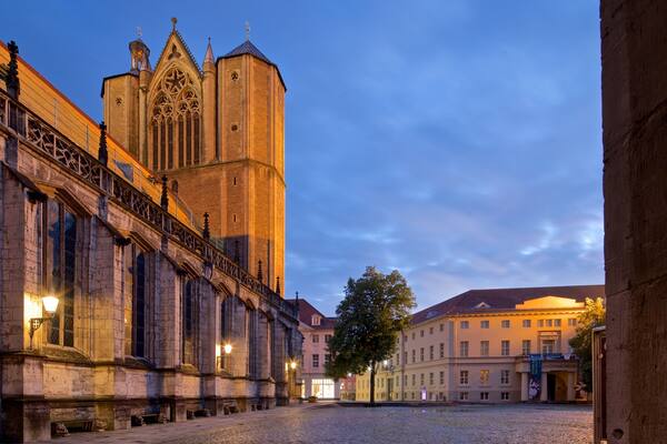 Braunschweiger Dom welches beinhaltet Kirche oder Kathedrale, bei Nacht und Stadt