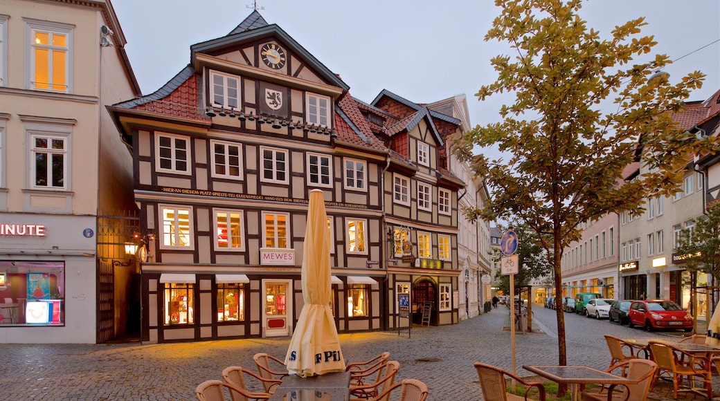 Mercado del Carbón mostrando elementos patrimoniales y una ciudad