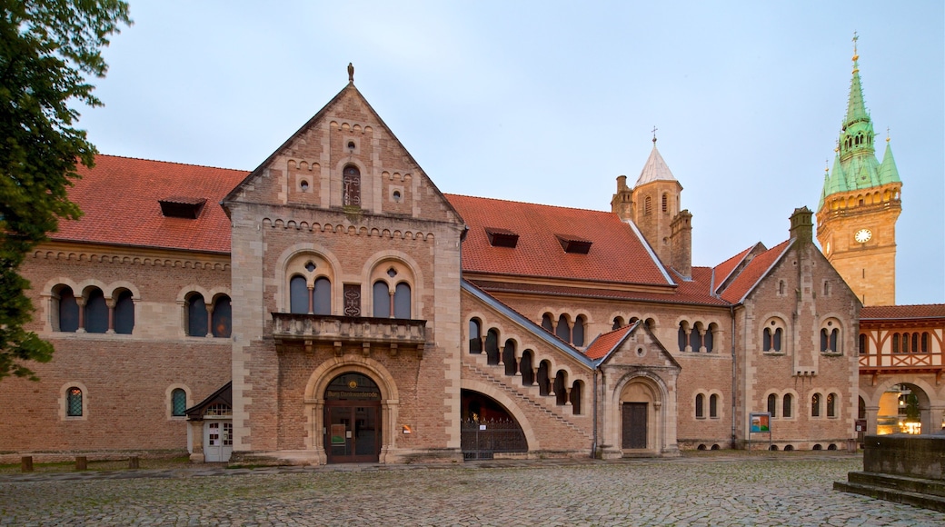Dankwarderode Castle which includes heritage architecture and a church or cathedral