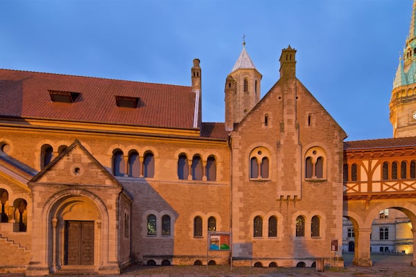 Burg Dankwarderode welches beinhaltet bei Nacht, Kirche oder Kathedrale und historische Architektur
