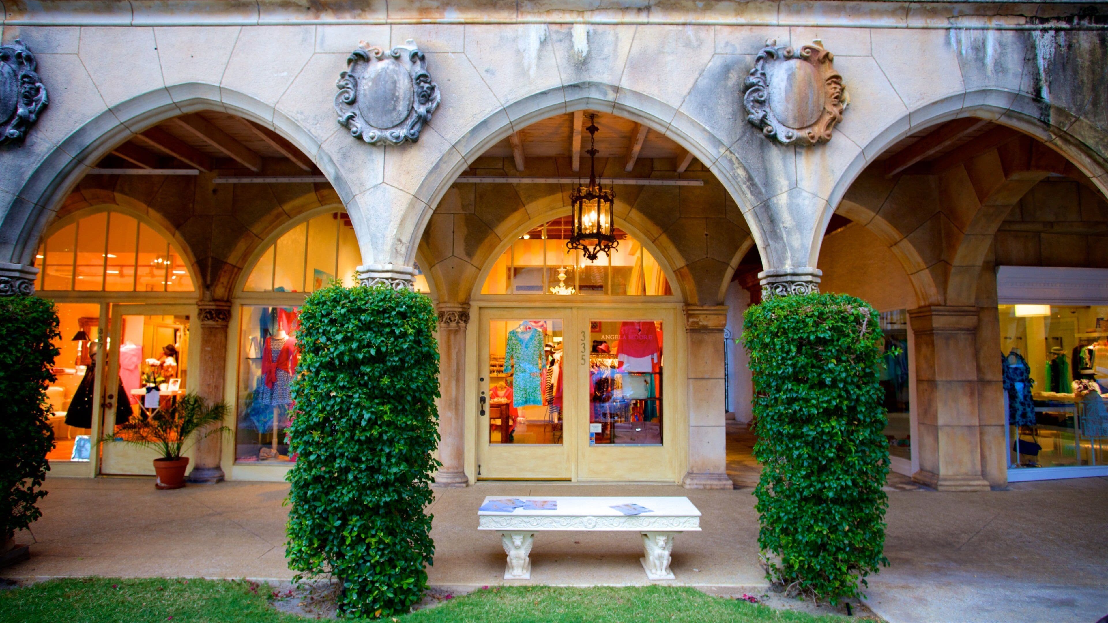 Worth Avenue featuring shopping