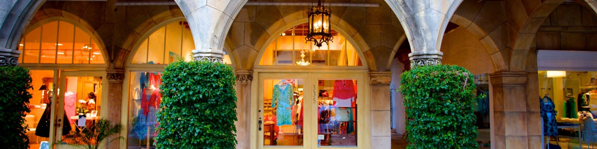 Worth Avenue mostrando shopping