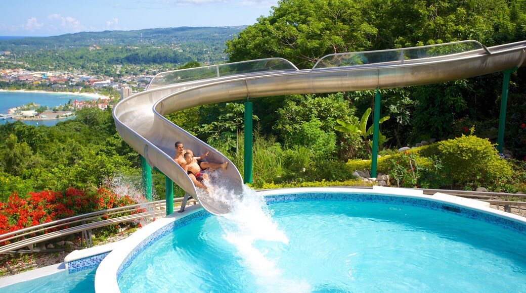 Mystic Mountain som inkluderer vannpark og svømmebasseng i tillegg til en mann