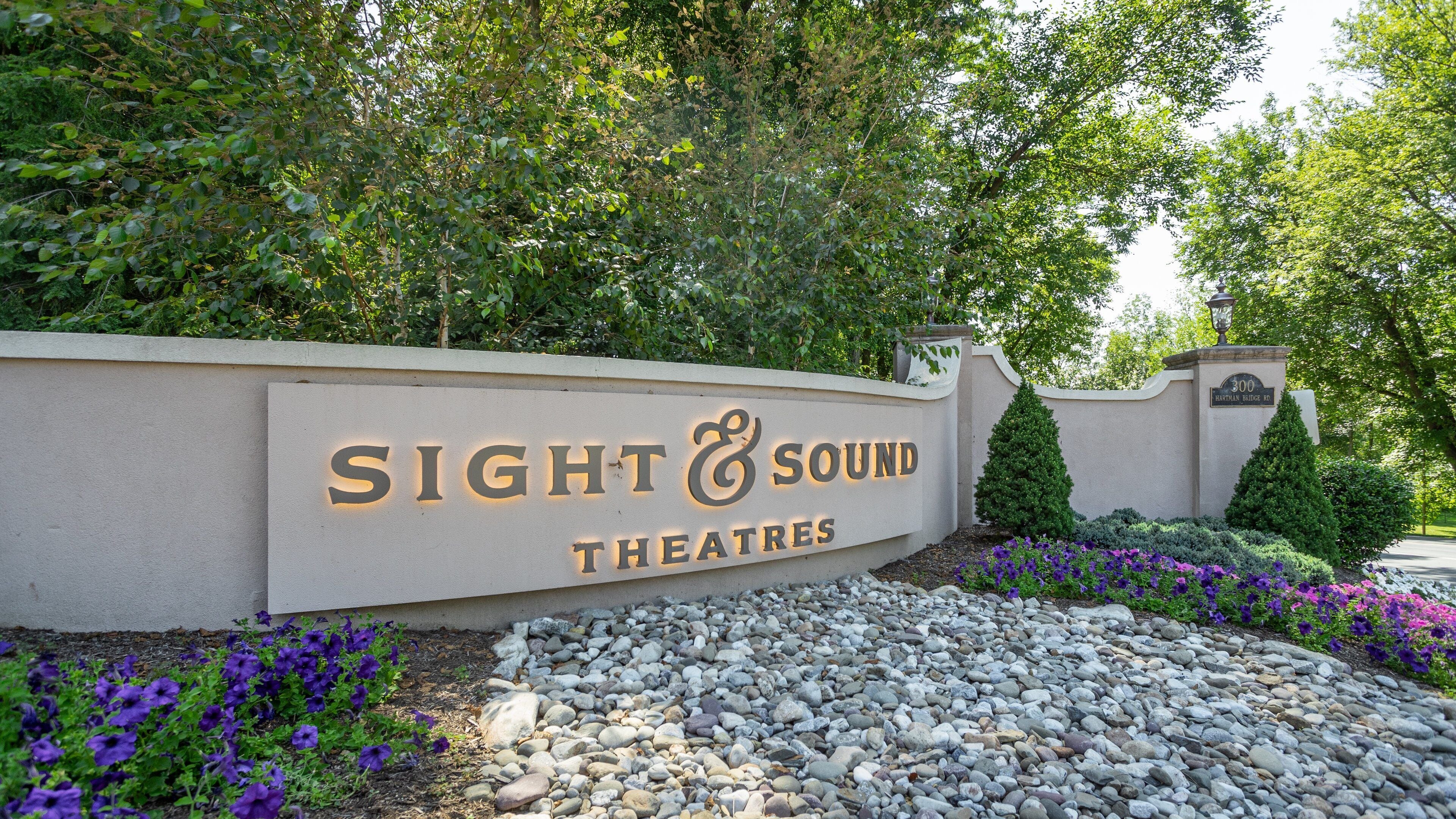 Schild für Sight & Sound Theatres mit einem angelegten Garten davor.