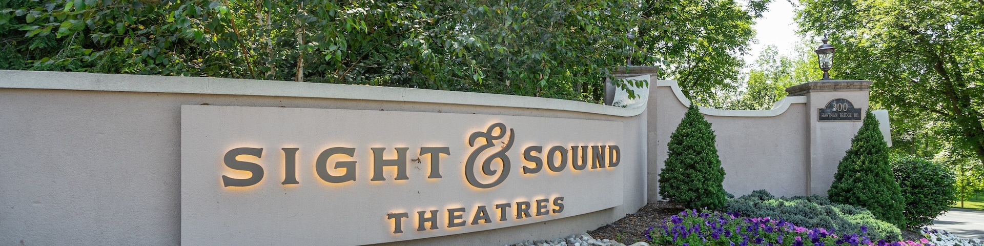 Placa para os Teatros Sight & Sound, com um jardim ajardinado na frente.