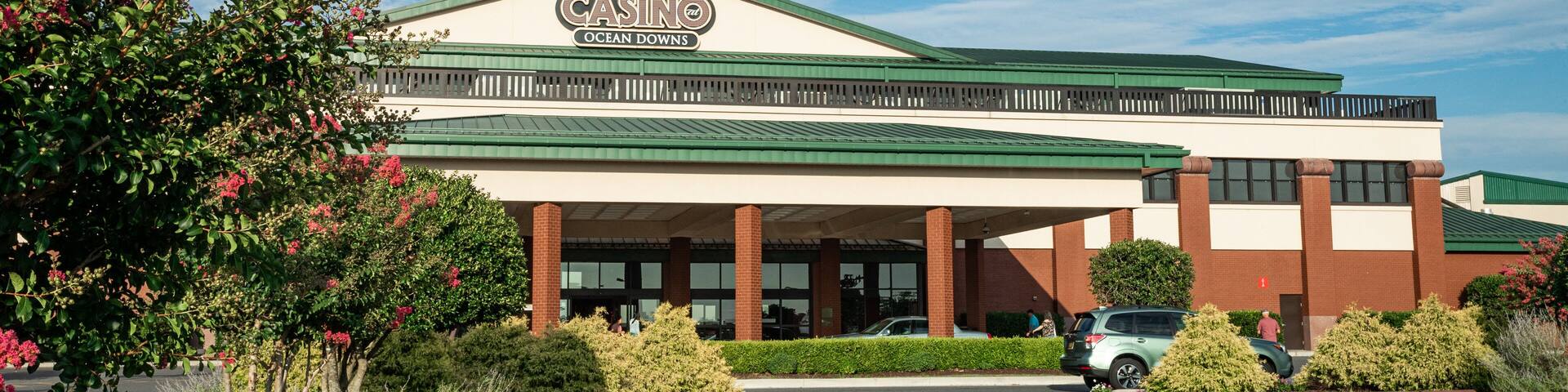 A casino building with a green roof and a sign that reads "Casino Ocean Downs."