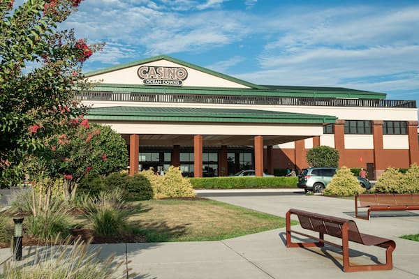 A casino building with a green roof and a sign that reads "Casino Ocean Downs."